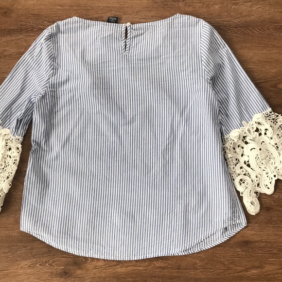 Striped top with Lace Sleeves - Picture 2 of 3